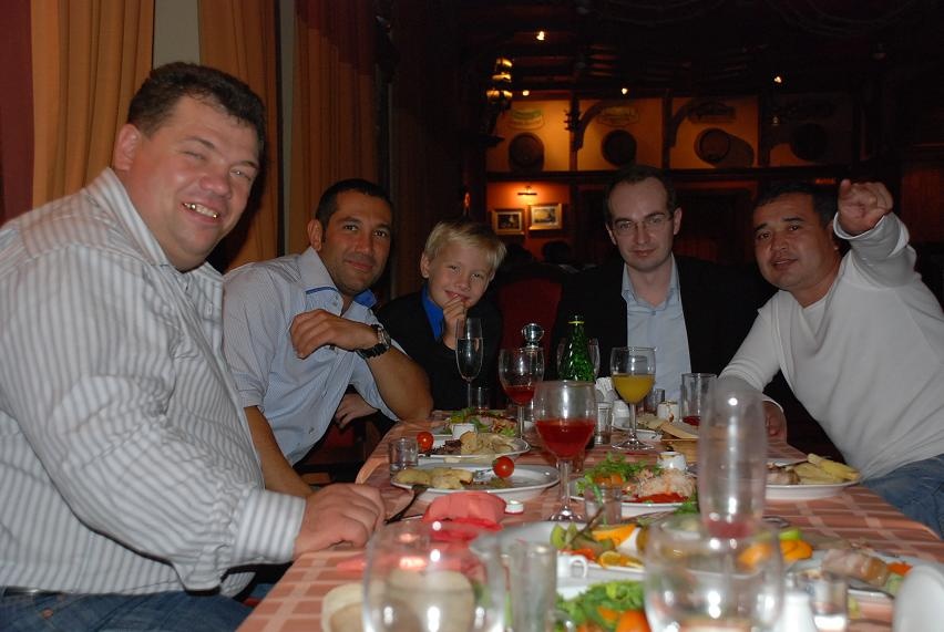 Olgas Geburtstag 07.JPG - v.l.n.r. Genia, Emilio, Kolja, Sergej und Mischa.